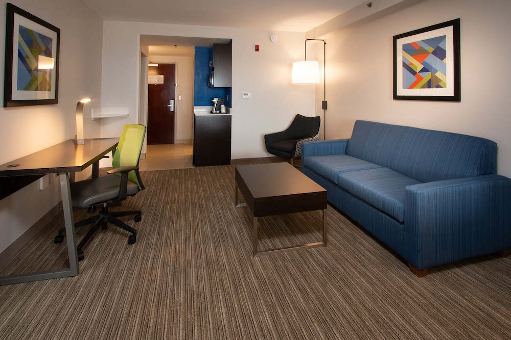 Holiday Inn Express Hotel & Suites Tupelo by IHG - photo 18