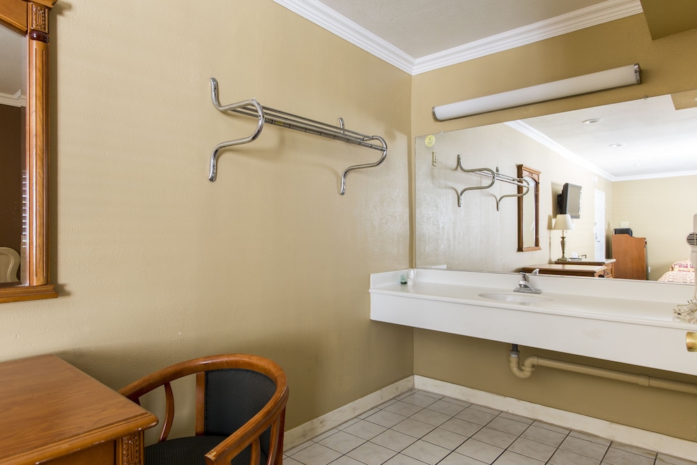 Beverly Inn - photo 12