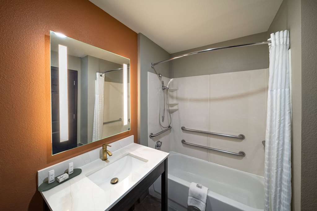 La Quinta Inn & Suites by Wyndham Olathe - photo 17
