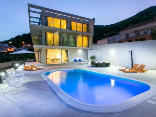 Five Bedroom Villa with Private Pool & Sea View