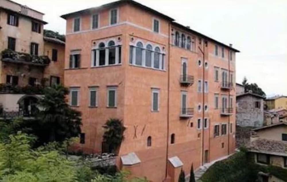 Palazzo Dragoni Residenza d'Epoca — 4-Star Luxury Hotel in Spoleto, Italy