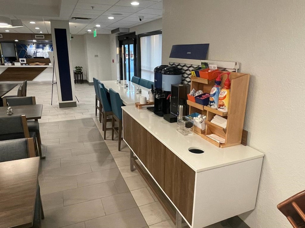 Holiday Inn Express & Suites Ft. Lauderdale N Exec Airport by IHG - photo 52
