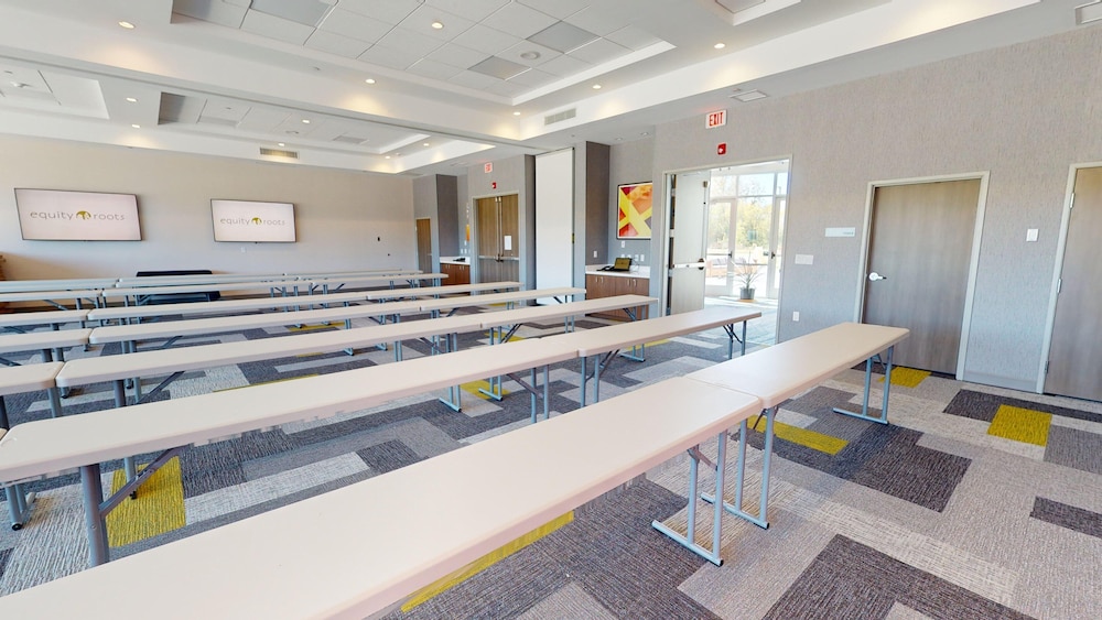 Holiday Inn Express & Suites Chicago Schaumburg an IHG Hotel - photo 66