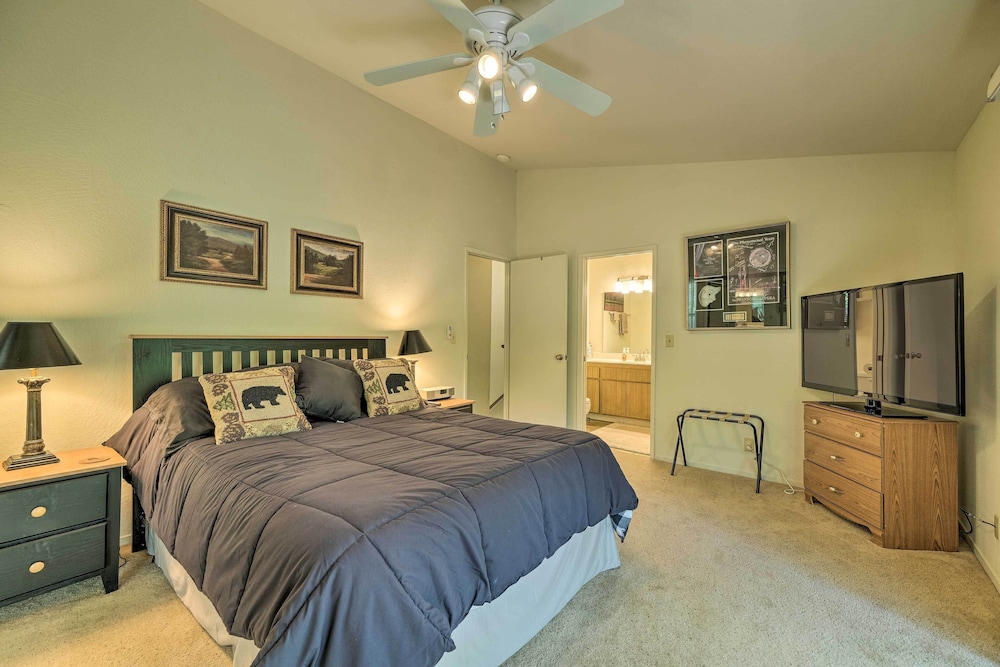 Pine Mountain Lake Haven with Spacious Deck — 4-Star Luxury Hotel in Groveland, United States