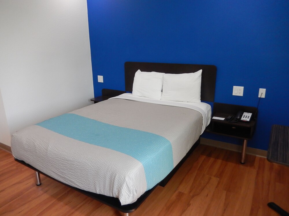 Motel 6 Houston TX Downtown North - photo 12