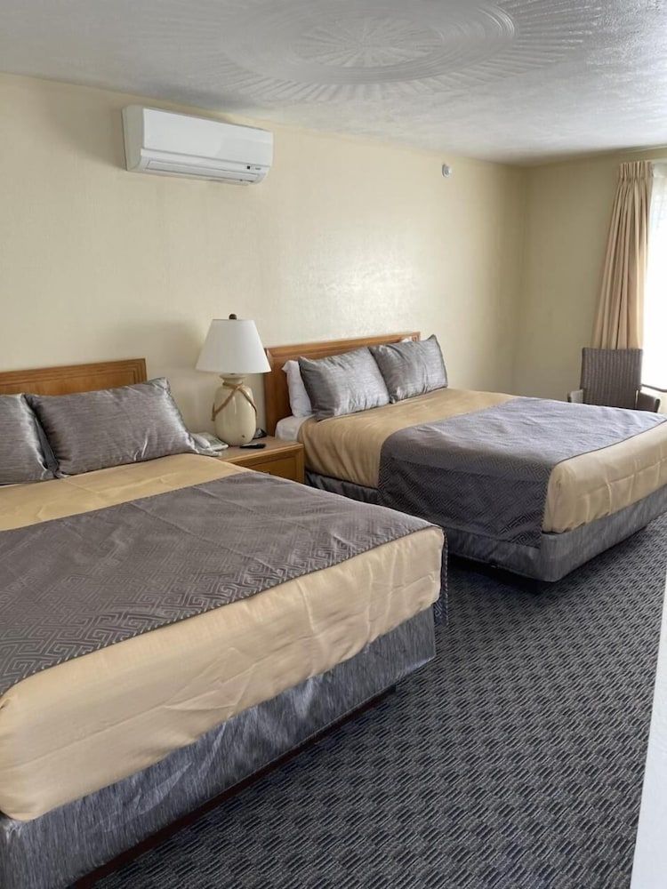 Lake Front Hotel - photo 12