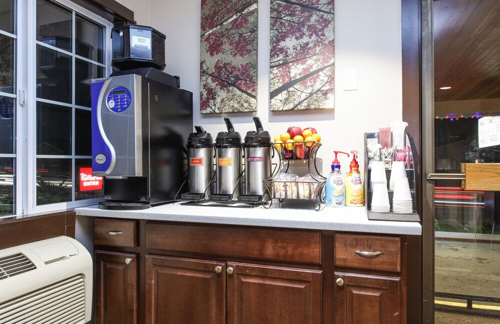 Evergreen Inn & Suites Portland - photo 27