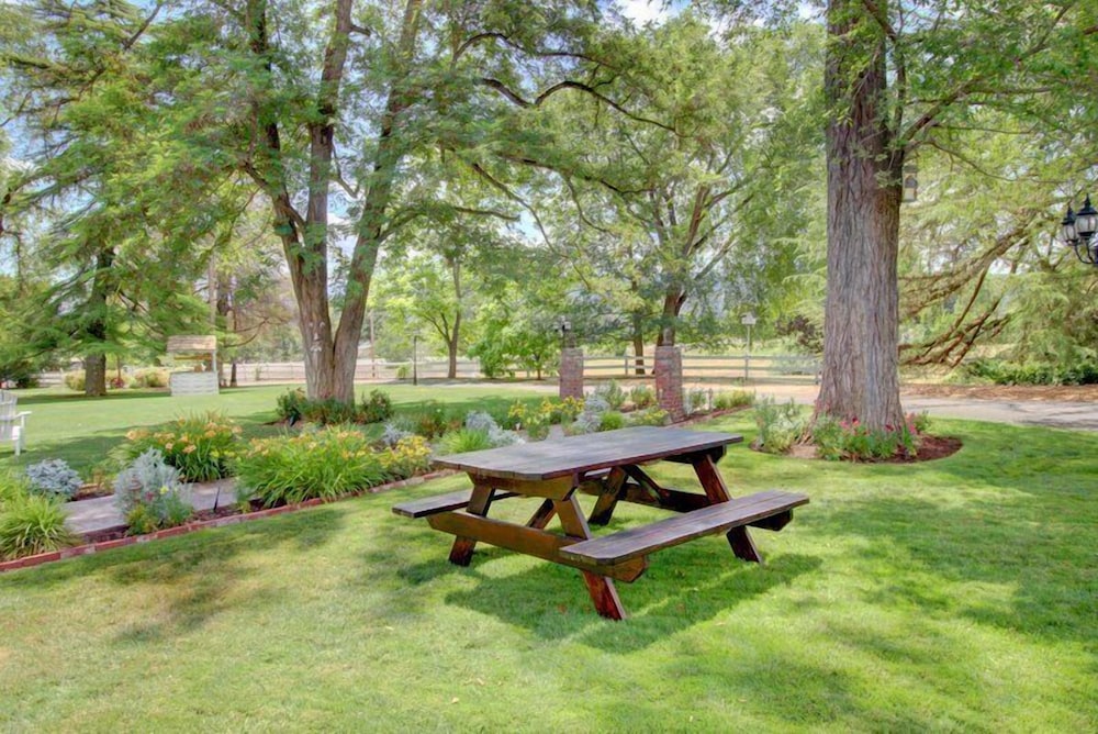 Bybee's Historic Inn - photo 91