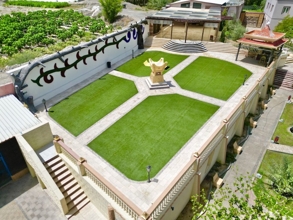 Cloudy Cloud Farm Resort - carbon neutral hotel in Izki
