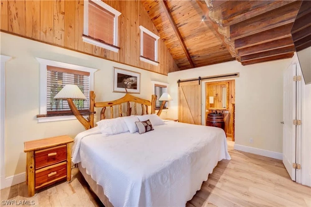 NEW Jungle Paradise Treehouse Suite With Resort Amenities Elevator Access Outdoor Kitchen Lagoon Lazy River Pool RV Hook up - photo 44