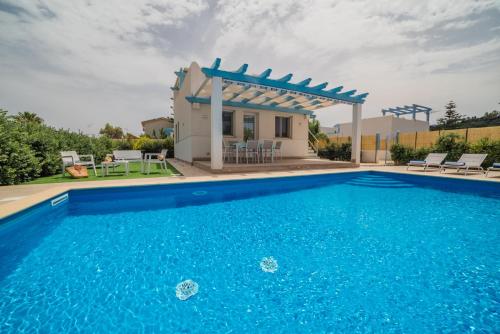 Villa Capri Private pool — 4-Star Luxury Hotel in Campofelice Di Roccella, Italy