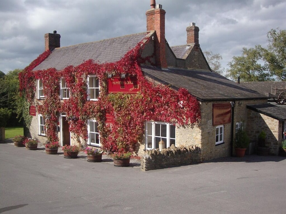 Hunters Lodge Inn 4392037 — Wincanton
