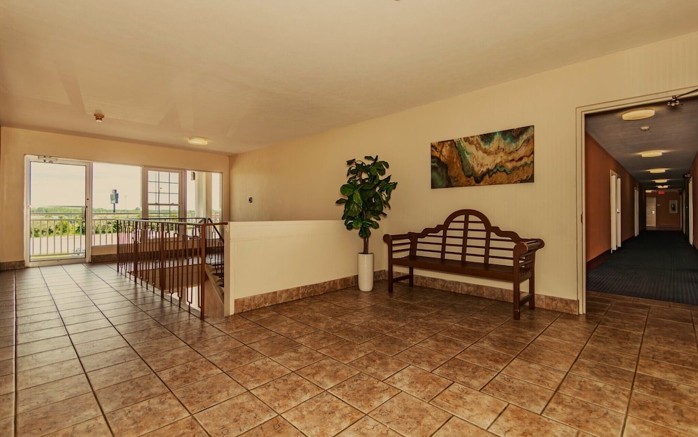 Americas Best Value Inn Austinburg - photo 3