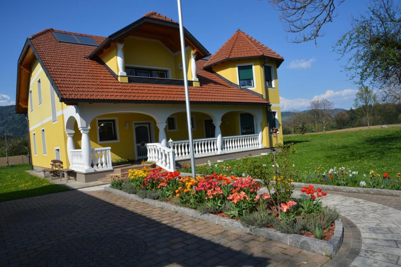 Privatzimmer Marina - carbon neutral hotel in Diex