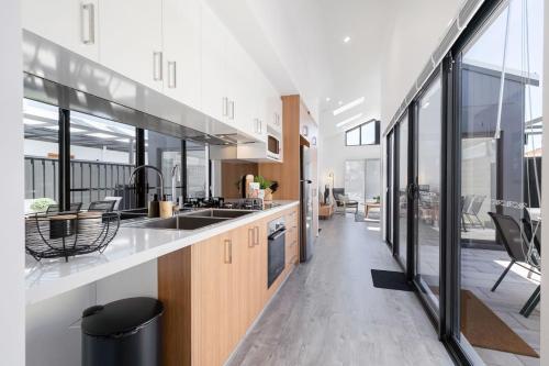 Living Luxe In Yokine King Bed And Free Parking — Perth