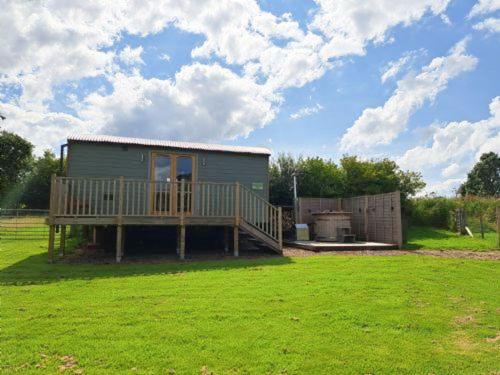 Puddleduck Hut Armathwaite with hot tub and dog agility course perfect for a romantic break in Penrith, United Kingdom