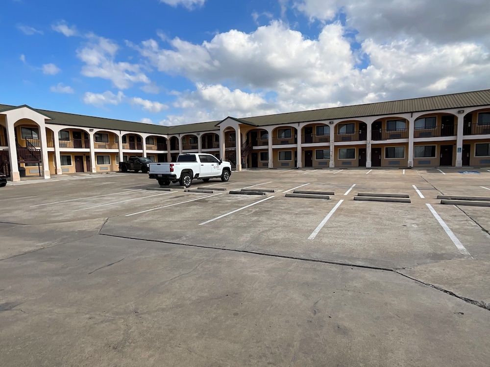 Executive Inn & Suites - photo 36