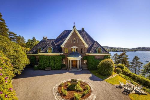 Luxury Historic Villa with private coastline — 4-Star Luxury Hotel in Bergen, Norway