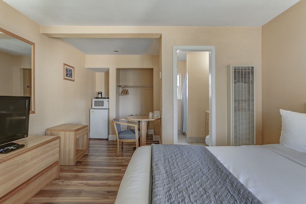 Shasta Pines Motel & Suites - photo 12