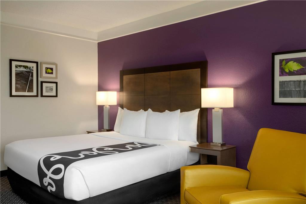 La Quinta Inn & Suites by Wyndham Arlington North 6 Flags Dr - photo 20