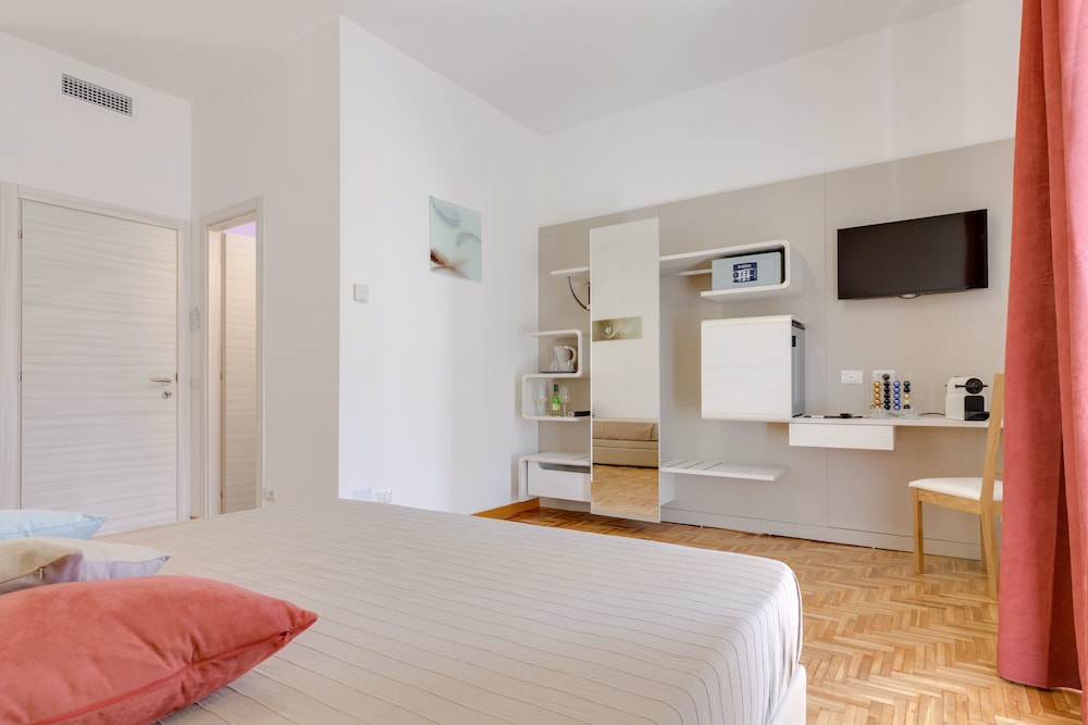 Dolce Luxury Rooms — 4-Star Luxury Hotel in Rome, Italy