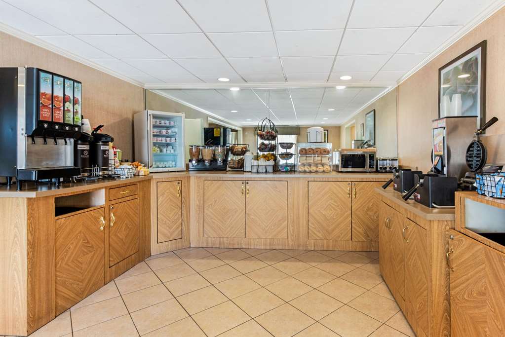 La Quinta Inn & Suites by Wyndham Tampa Brandon West - photo 57