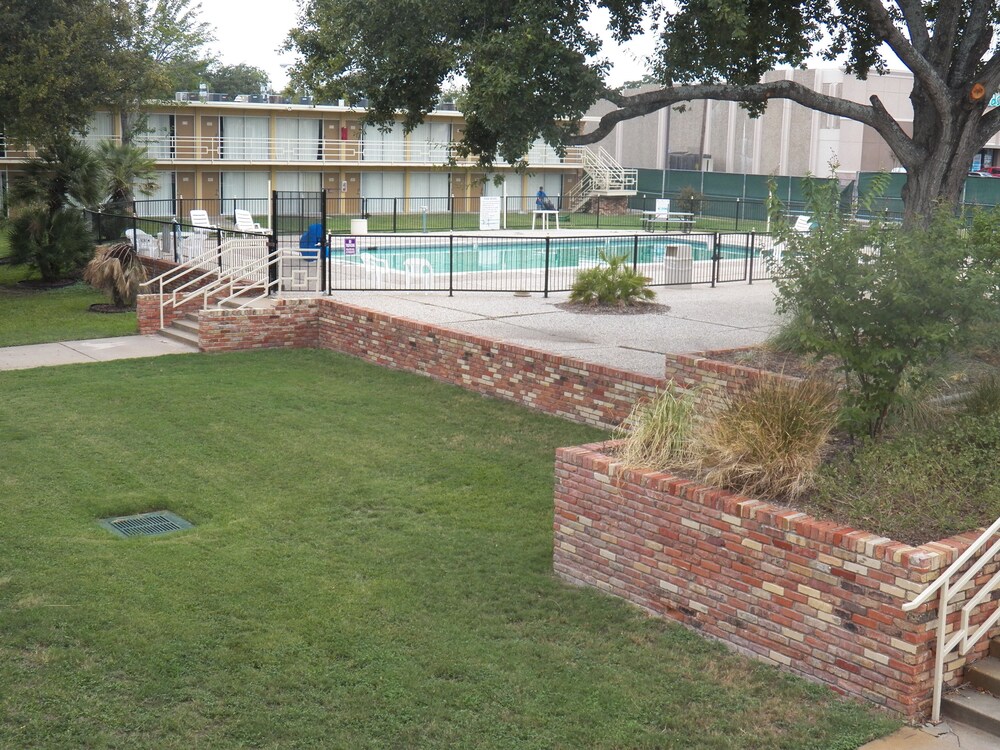 University Inn College Station - photo 18