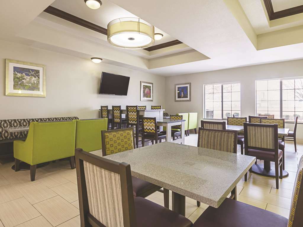 La Quinta Inn & Suites by Wyndham Fresno Northwest - photo 57