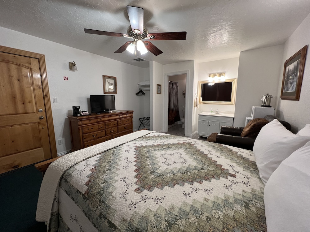 The Snuggle Inn - photo 13