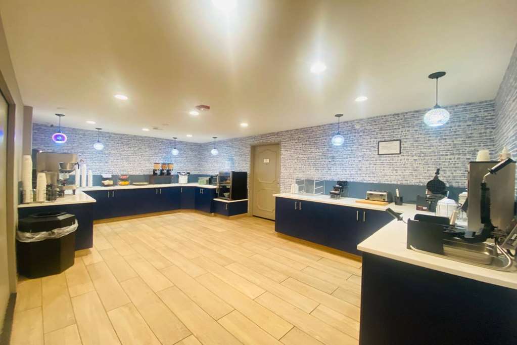 AmericInn by Wyndham Glendale Milwaukee - photo 9
