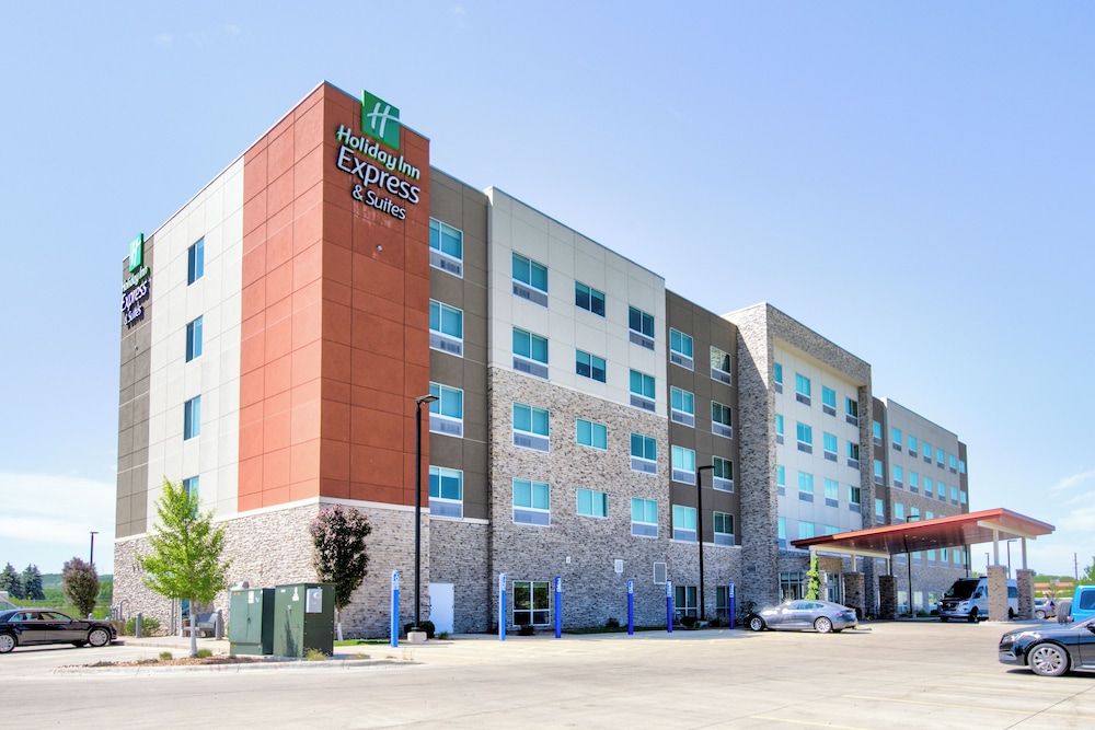 Holiday Inn Express & Suites Onalaska La Crosse Area by IHG - featured photo