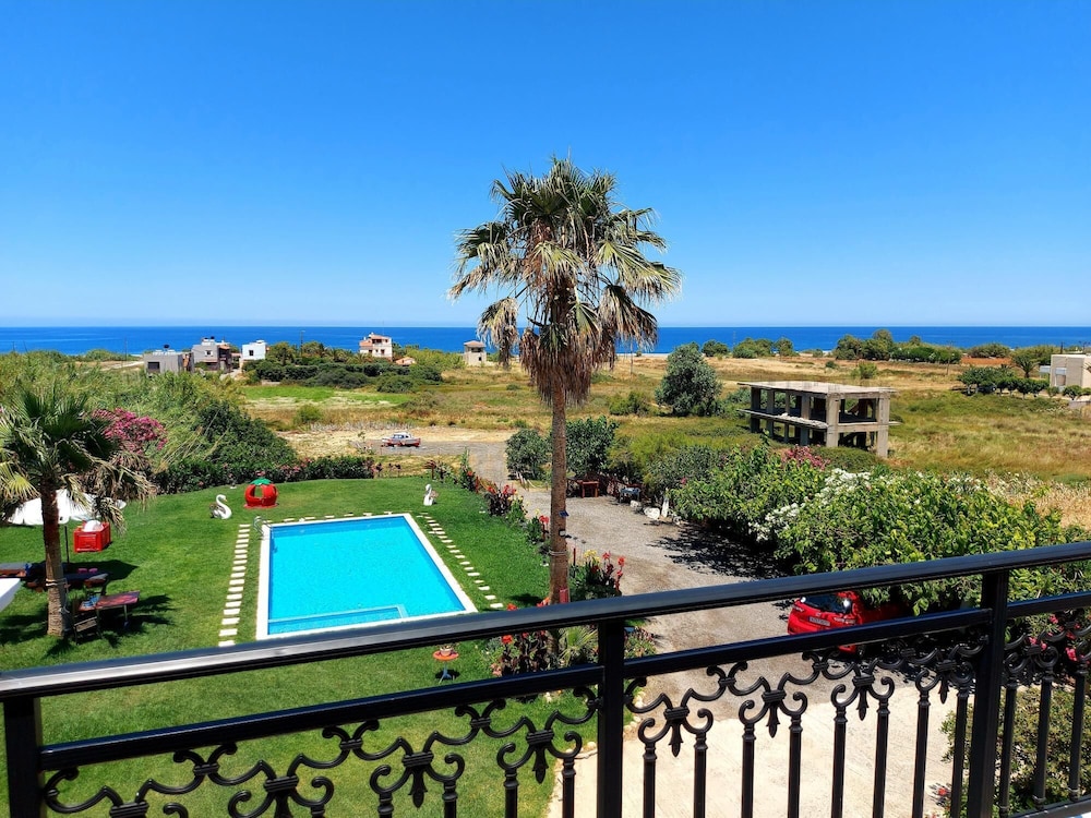 Socrate's Apartment's With Share Pool — 4-Star Luxury Hotel in Kolympari, Greece