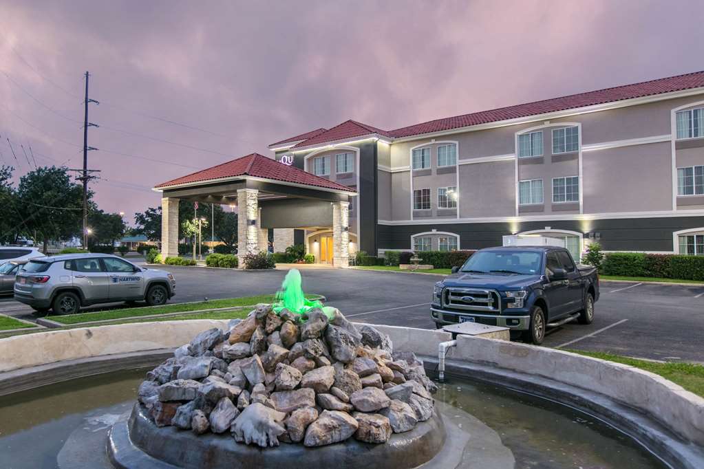 La Quinta Inn & Suites by Wyndham Fredericksburg - photo 5
