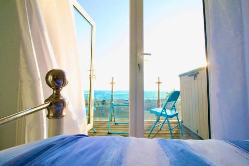 Serenity Your Calm Seafront Retreat by Air Premier — hotel in Seaford