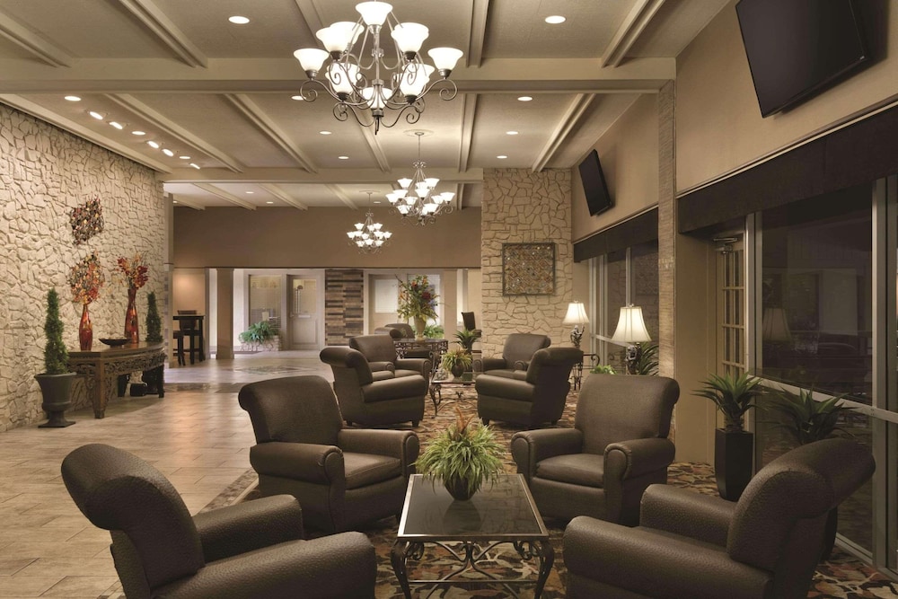 Radisson Hotel Louisville North - photo 4