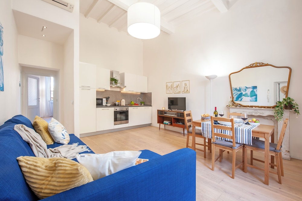 Fuori le Mura di San Frediano Flo Apartments — 4-Star Luxury Hotel in Florence, Italy