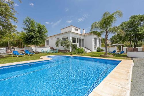 Casa rural Dehesa de las Yeguas — 4-Star Luxury Hotel in La Puebla De Cazalla, Spain