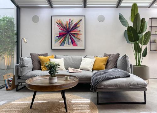Luxury Urban Oasis with Garden and Private Studio — 4-Star Luxury Hotel in London, United Kingdom