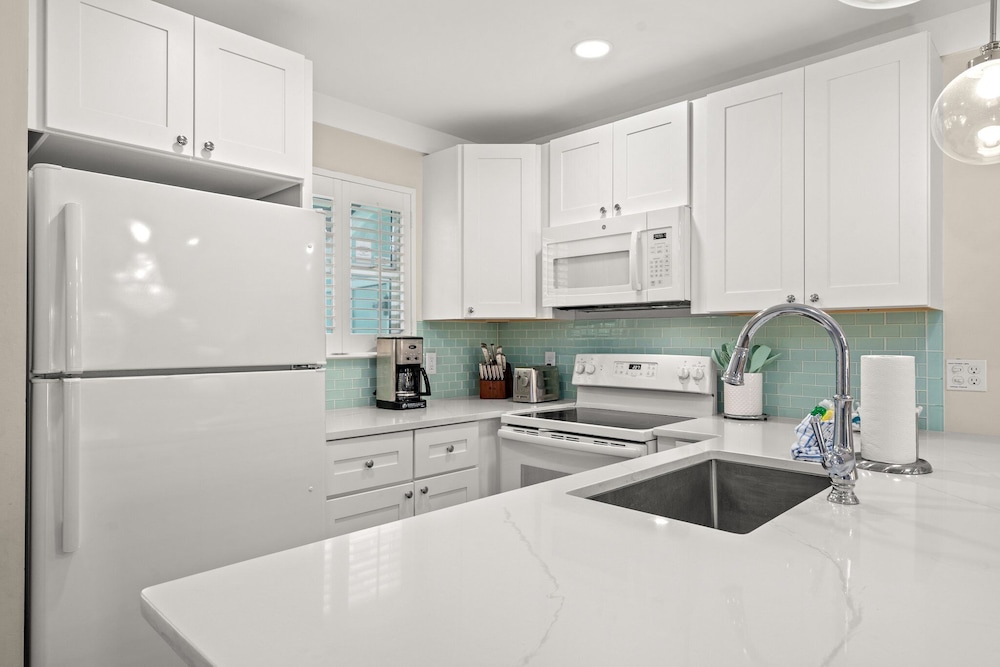 Newly Renovated 140 Feet To White Sandy Beaches Pool Grill - photo 8