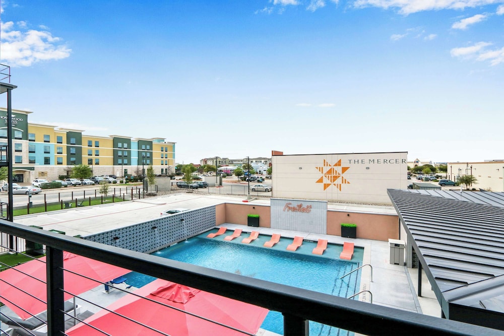 Luxury Resort style Living Centrally Located - photo 17
