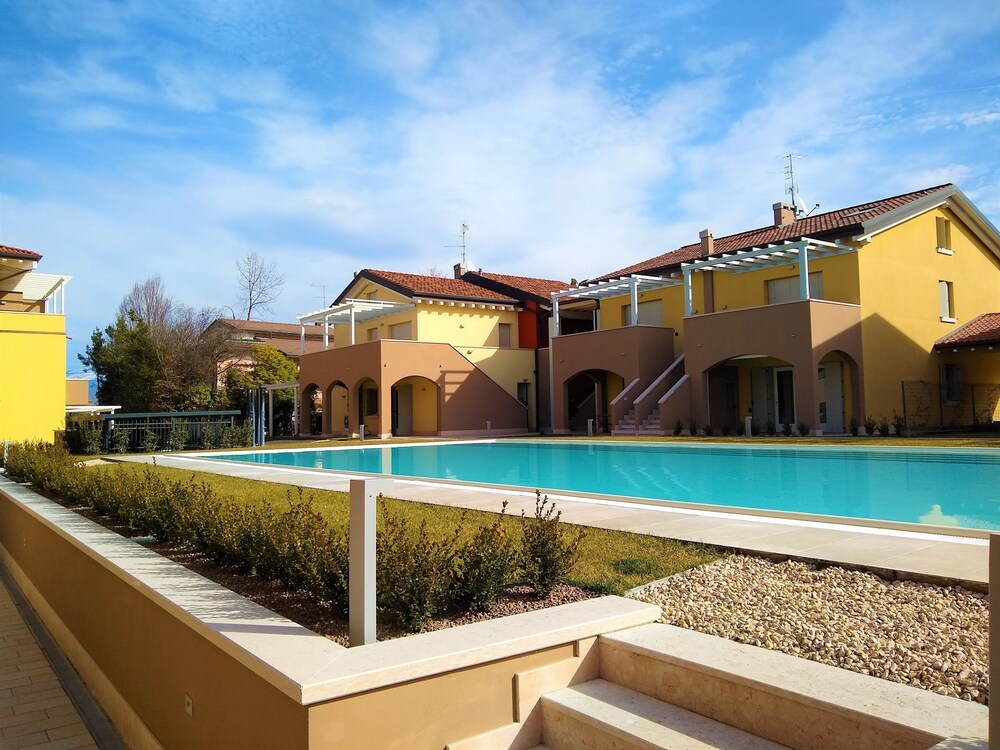 Appartamenti Acquadolce — 4-Star Luxury Hotel in Peschiera Del Garda, Italy