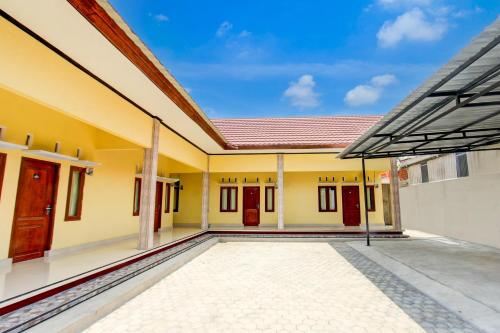 OYO Life 93255 Kosan Teratai Jaya — hotel in Janapria