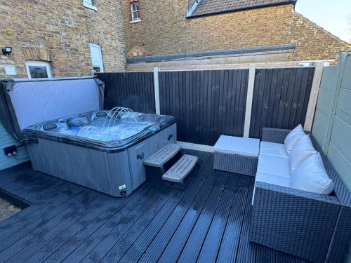 Broadway Beach Terrace with Private Hot Tub & free parking — 4-Star Luxury Hotel in Herne Bay, United Kingdom