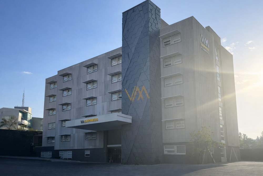 Hotel Mision Express Queretaro — 4-Star Luxury Hotel in Queretaro, Mexico