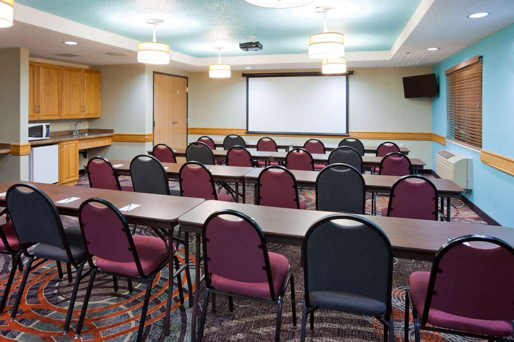 AmericInn by Wyndham Shakopee Near Canterbury Park - photo 43
