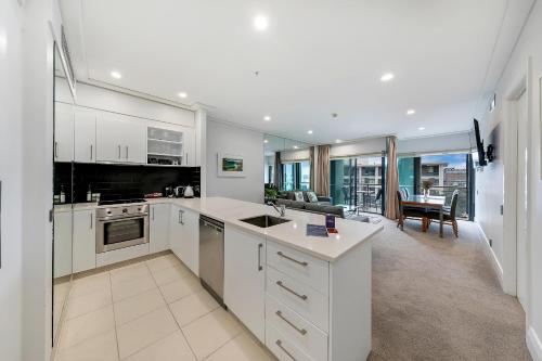 Luxurious & Spacious Living with Breathtaking Views — 4-Star Luxury Hotel in Auckland, New Zealand