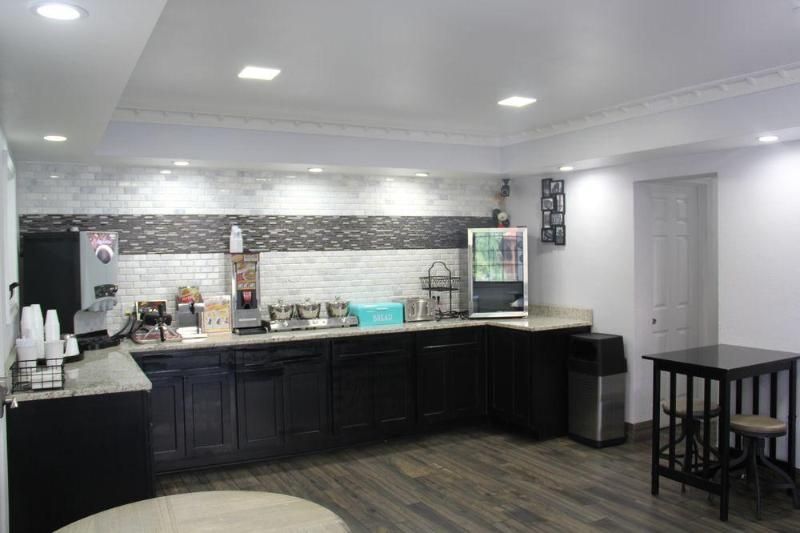Vista Inn & Suites Memphis - photo 11