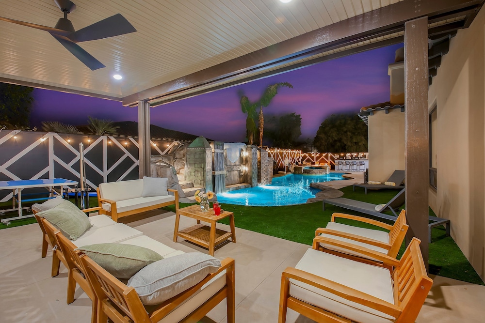 Empire State 7br Golf Waterslide Gamerm in Indio, United States