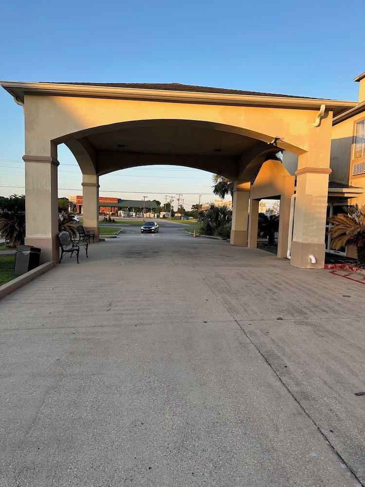 Franklin Inn & Suites - photo 13