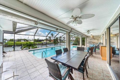 Honolulu East Vacation home with heated pool and Gulf access canal — 4-Star Luxury Hotel in Cape Coral, United States